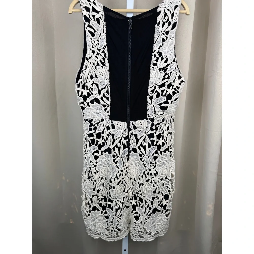 Alice + Olivia White Guipure Lace Sheath Dress Black Lining‎ size Small - Picture 4 of 9